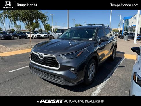 Used 2024 Toyota Highlander LE FWD image 1