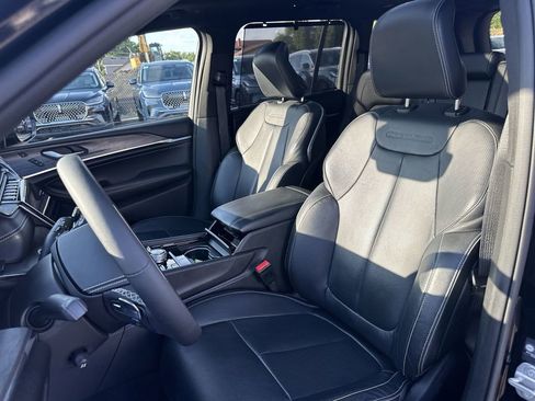 Used 2023 Jeep Grand Cherokee Overland w/ Luxury Tech Group IV AWD/4WD image 13