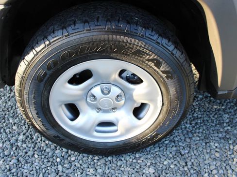 Used 2006 Jeep Liberty Sport image 24