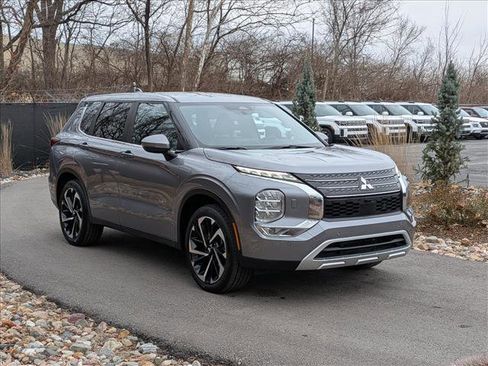 Used 2024 Mitsubishi Outlander SE image 8