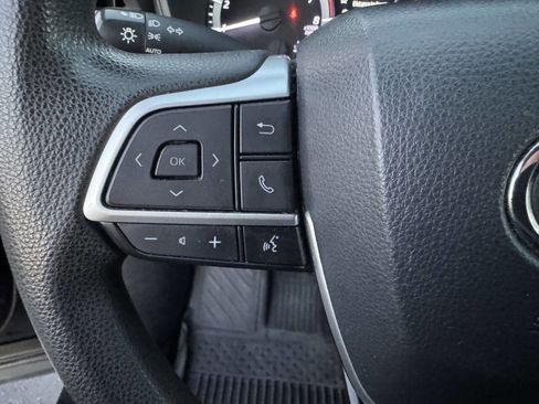 Used 2023 Toyota Highlander L image 34