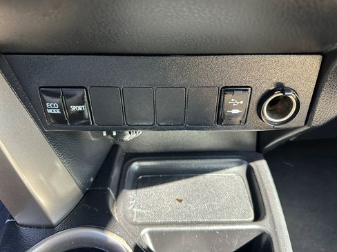 Used 2013 Toyota RAV4 LE FWD image 23