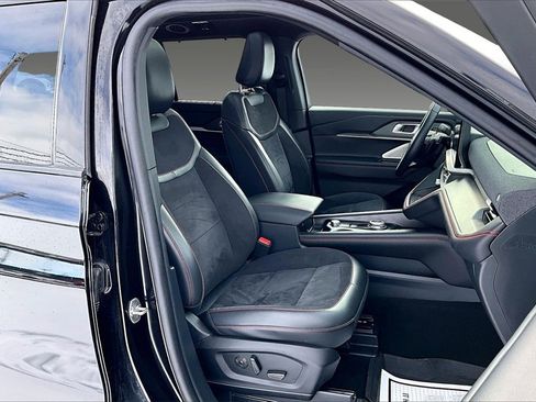 Used 2025 Ford Explorer ST image 4