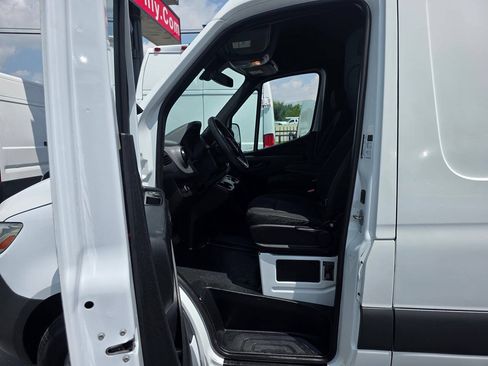 Used 2021 Mercedes-Benz Sprinter 2500 image 13
