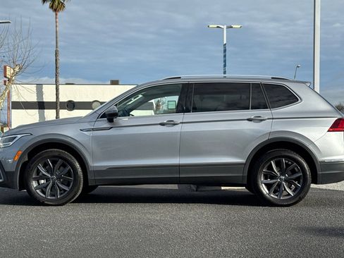 Used 2024 Volkswagen Tiguan SE image 2