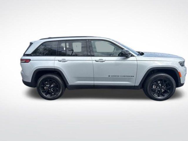Used 2025 Jeep Grand Cherokee Altitude AWD/4WD image 7