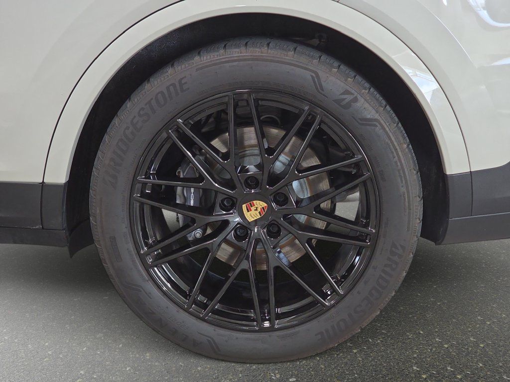 Used 2024 Porsche Cayenne Coupe AWD/4WD image 32