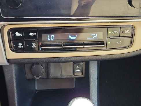 Used 2018 Toyota Corolla LE w/ Carpet Mat Package (TMS) FWD image 19