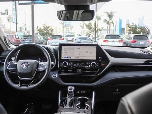 Used 2023 Toyota Highlander Limited image 19