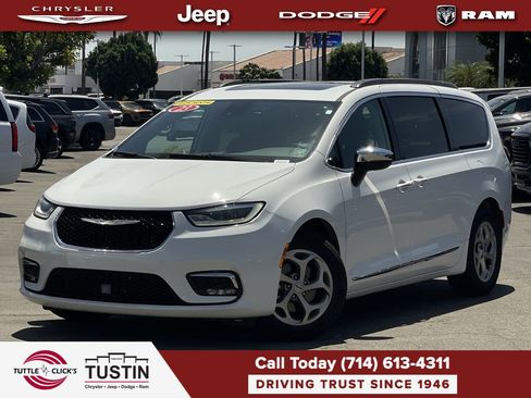 Used 2023 Chrysler Pacifica Limited FWD image 1