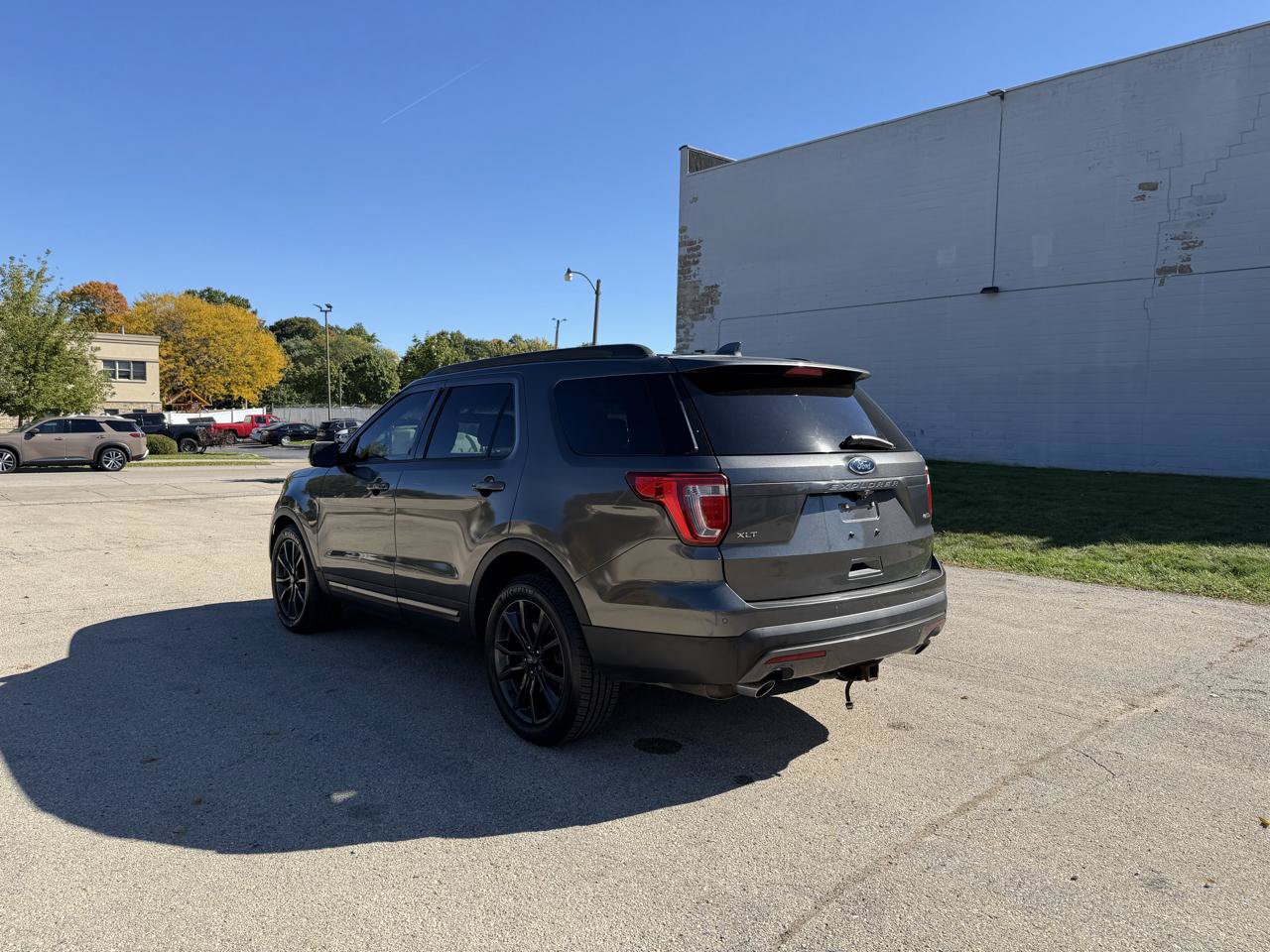 Used 2017 Ford Explorer XLT w/ XLT Technology Feature Bundle AWD/4WD image 5