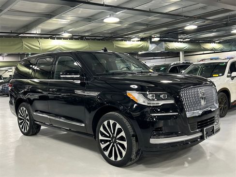 Used 2022 Lincoln Navigator Reserve image 1