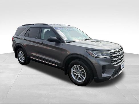 Used 2025 Ford Explorer Active AWD/4WD image 9