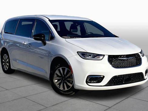 Used 2025 Chrysler Pacifica Select image 2