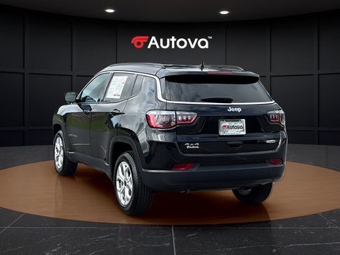 Used 2025 Jeep Compass Latitude AWD/4WD image 3