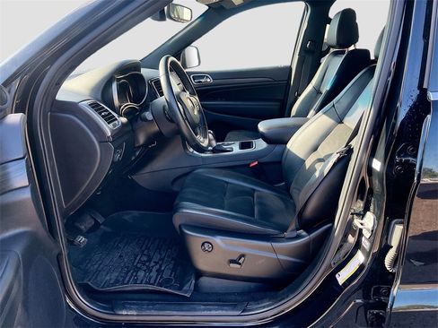 Used 2022 Jeep Grand Cherokee Laredo X image 20