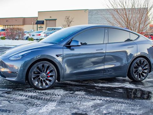 Used 2022 Tesla Model Y Performance image 4