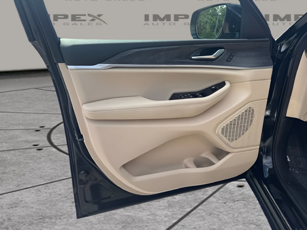 Used 2025 Jeep Grand Cherokee Limited AWD/4WD image 17