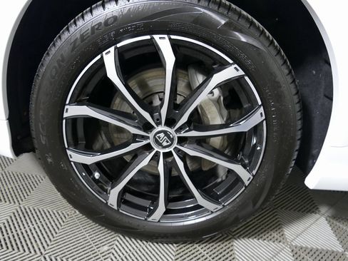 Used 2024 Audi Q8 Premium image 9