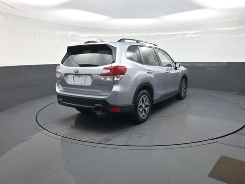 Used 2019 Subaru Forester Premium AWD/4WD image 3