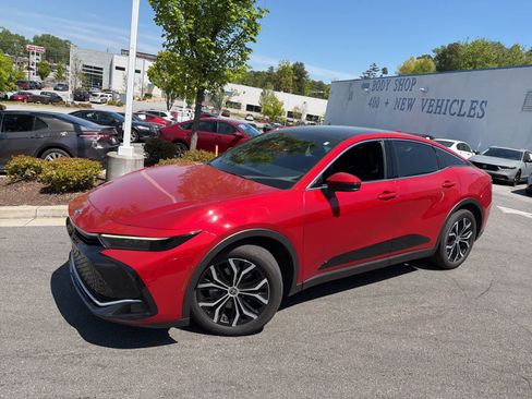 Used 2023 Toyota Crown Limited image 4