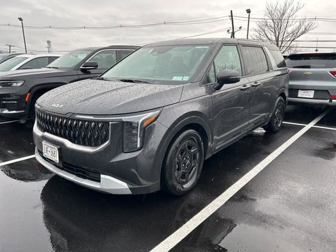 Used 2025 Kia Carnival image 1