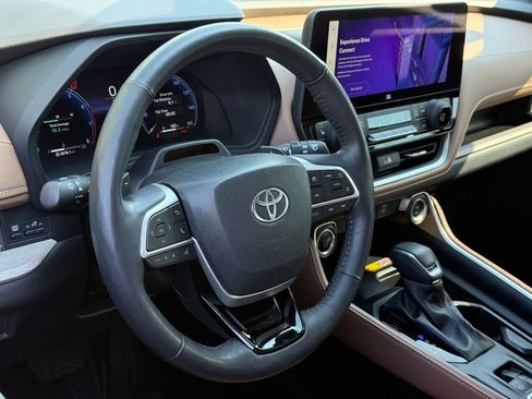 Used 2024 Toyota Grand Highlander AWD image 18