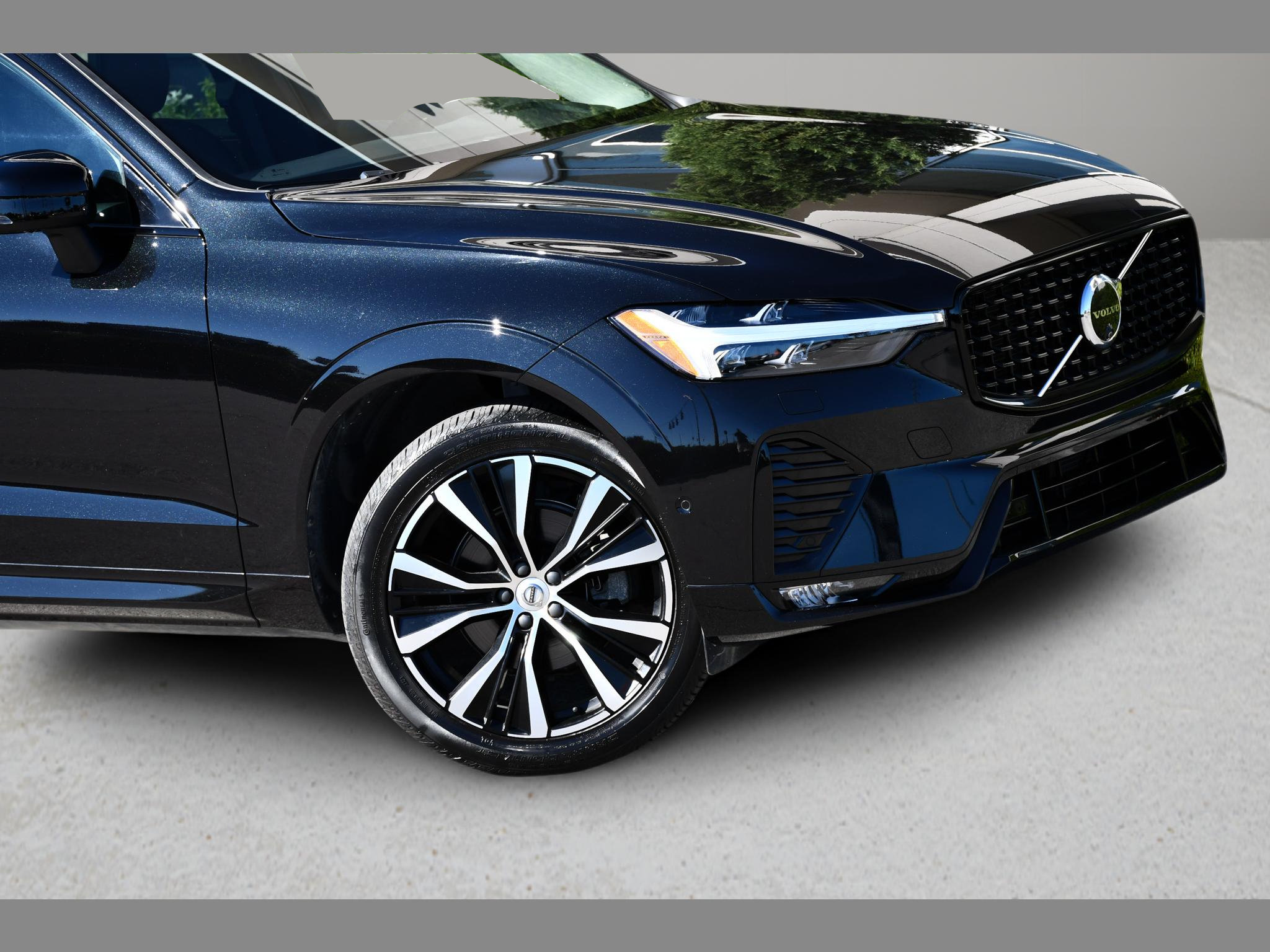 Certified 2024 Volvo XC60 B5 Plus w/ Protection Package Premier AWD/4WD image 10