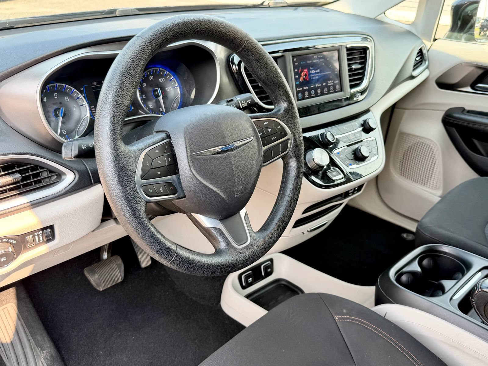 Used 2020 Chrysler Pacifica Touring w/ Tire & Wheel Group FWD image 24
