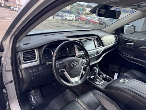 Used 2017 Toyota Highlander SE image 11