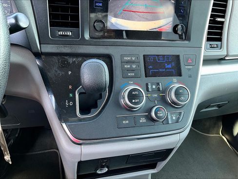 Used 2015 Toyota Sienna LE FWD image 15