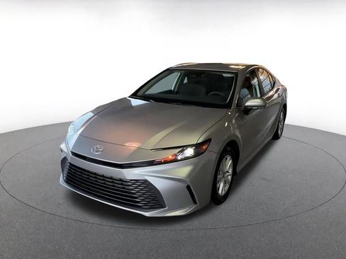 Used 2025 Toyota Camry LE image 6