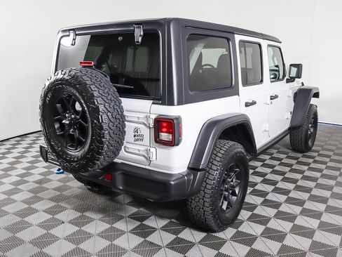 Used 2024 Jeep Wrangler Unlimited image 6