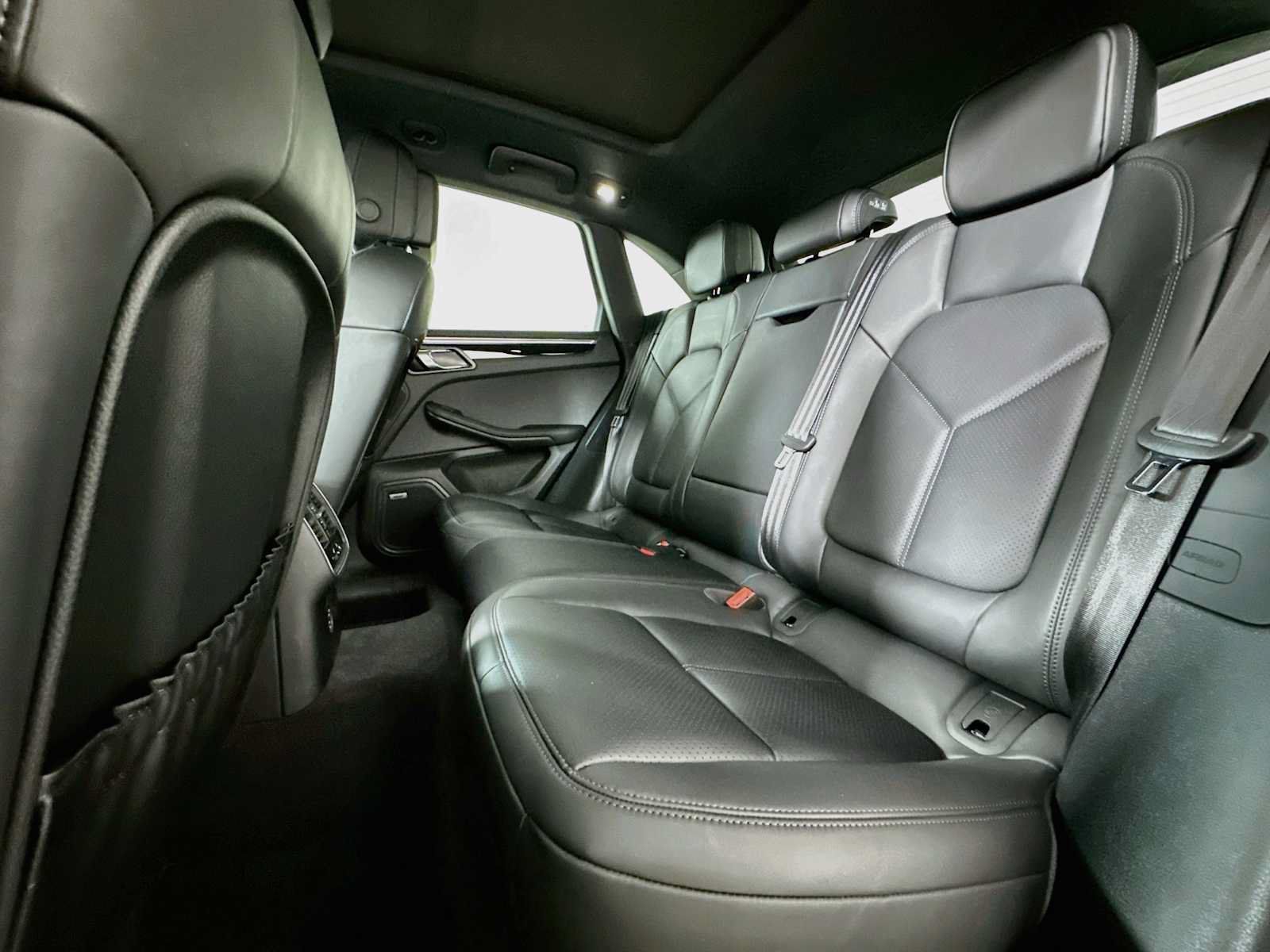 Certified 2026 Porsche Macan AWD/4WD image 23