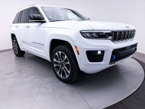 Used 2022 Jeep Grand Cherokee Overland w/ Luxury Tech Group IV AWD/4WD image 12