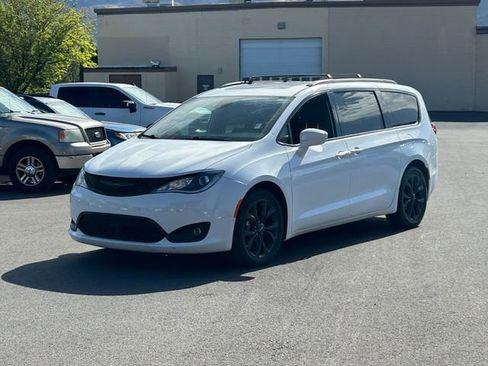 Used 2020 Chrysler Pacifica Touring-L Plus FWD image 8