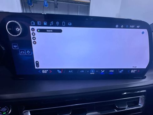 Used 2025 Chevrolet Traverse LT image 26