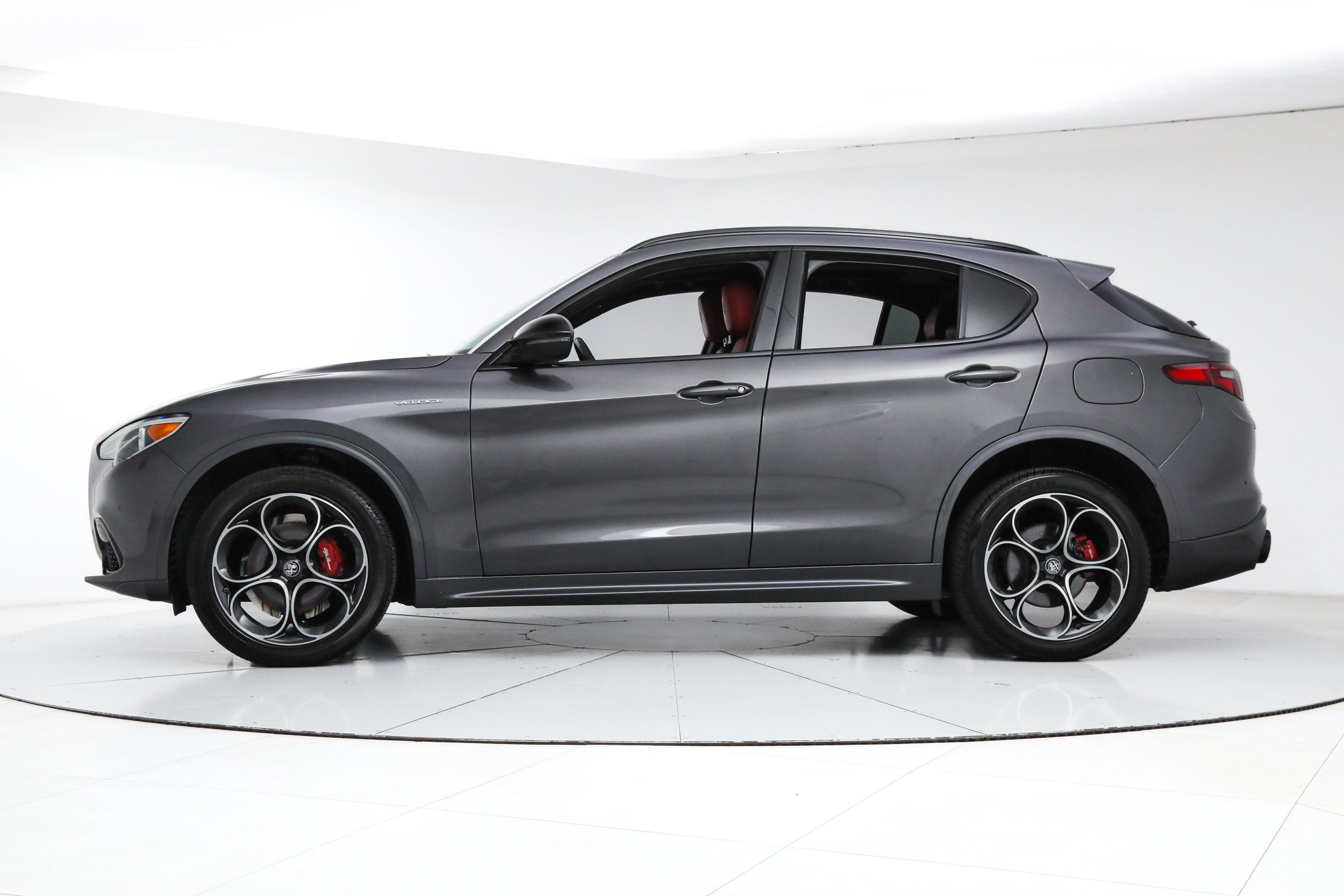 Used 2022 Alfa Romeo Stelvio Veloce AWD/4WD image 2