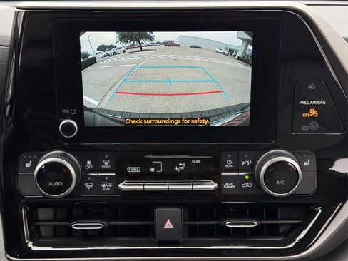 Used 2024 Toyota Highlander XLE image 16