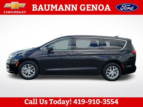 Used 2025 Chrysler Pacifica Select FWD image 2