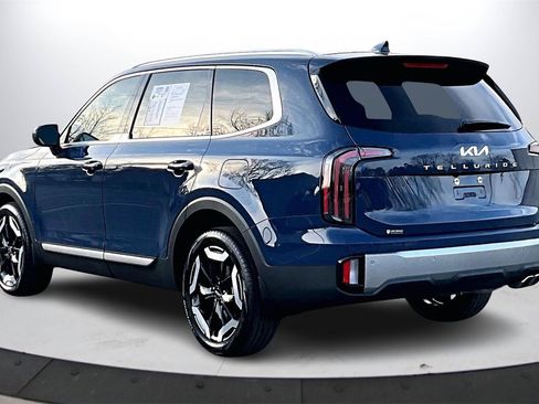 Used 2025 Kia Telluride EX w/ EX Captain's Chair Package image 6