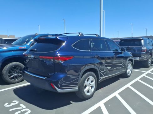 Used 2021 Toyota Highlander L FWD image 3