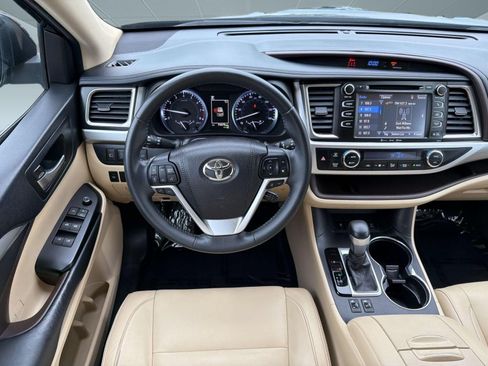 Used 2018 Toyota Highlander XLE AWD/4WD image 30