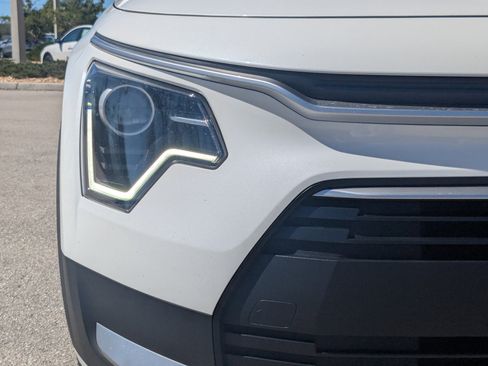 Used 2024 Kia Niro LX image 9