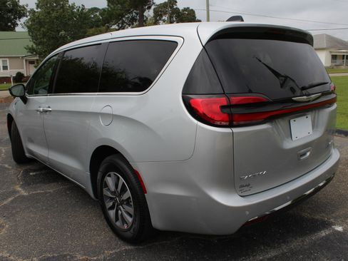 Used 2024 Chrysler Pacifica Select image 16