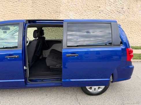 Used 2019 Dodge Grand Caravan SE w/ UConnect Hands-Free Group FWD image 16