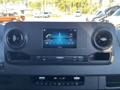 Used 2024 Mercedes-Benz Sprinter 2500 image 25