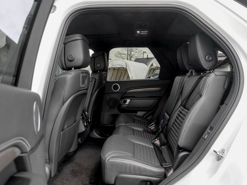 Used 2025 Land Rover Discovery Metropolitan Edition image 15