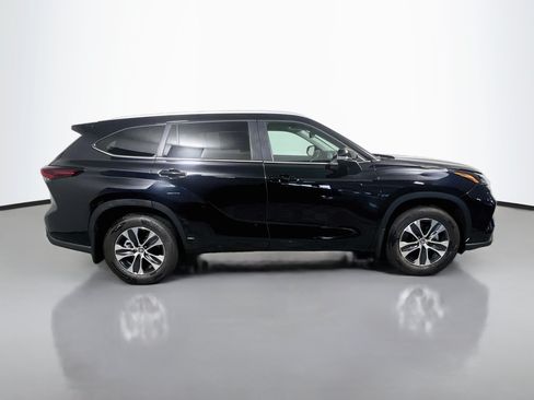 Used 2026 Toyota Highlander XLE AWD/4WD image 3