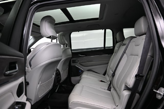 Used 2022 Jeep Grand Cherokee L Overland w/ Luxury Tech Group IV AWD/4WD image 27